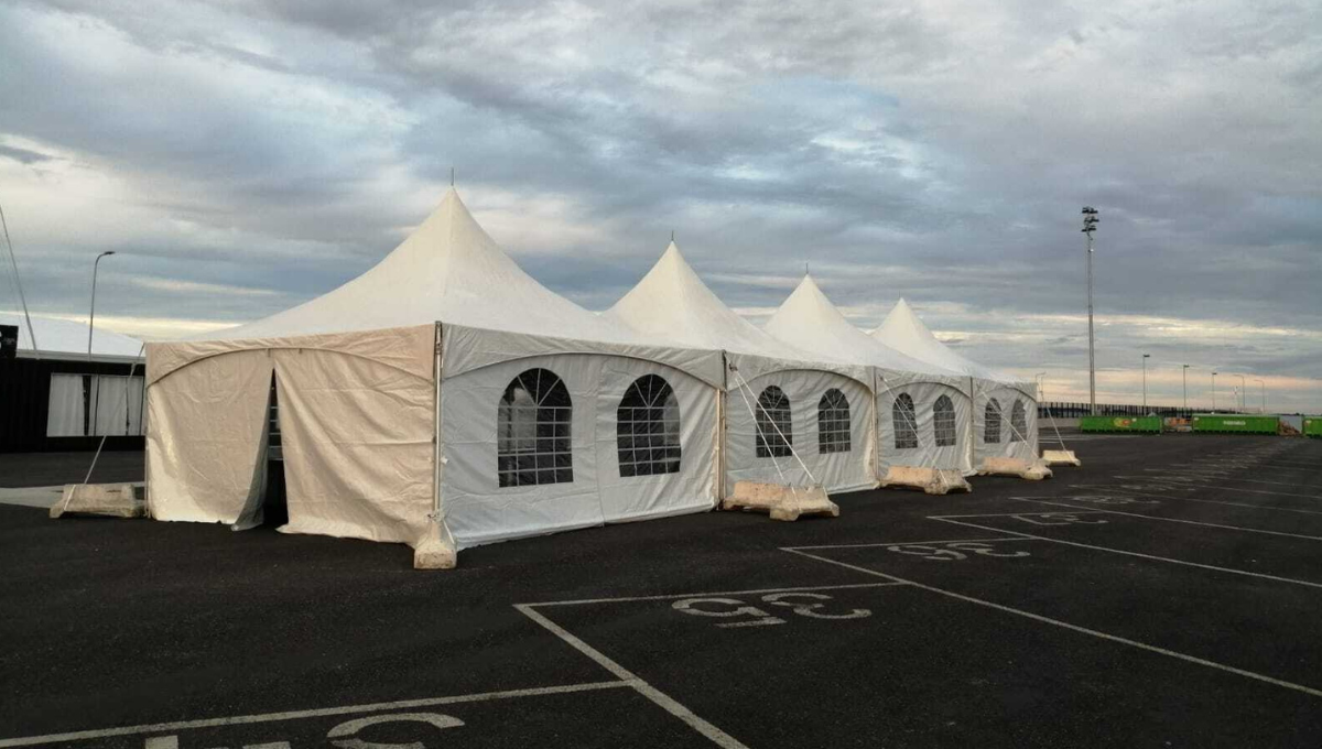 Pagodenzelt 6 x 6 Meter als gro&szlig;er &uuml;berdachter VIP-Raum